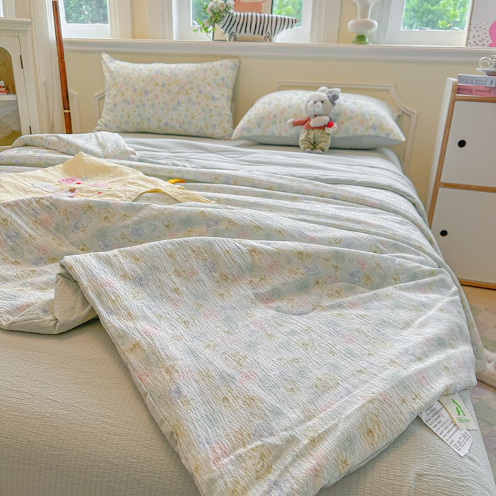 91家纺网 家纺一手货源 找家纺 玉海棠家纺 2025新款云感双层纱暗合夏被夏凉被空调被四件套 浅春