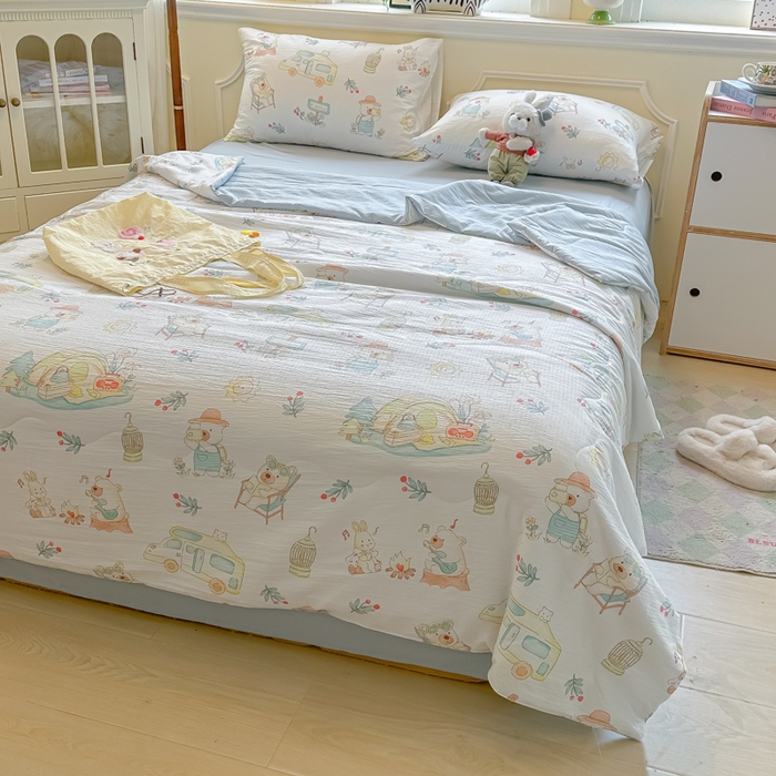 91家纺网 家纺一手货源 找家纺 玉海棠家纺 2025新款云感双层纱暗合夏被夏凉被空调被四件套 沙滩小熊