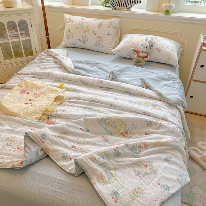 91家纺网 家纺一手货源 找家纺 玉海棠家纺 2025新款云感双层纱暗合夏被夏凉被空调被四件套 沙滩小熊