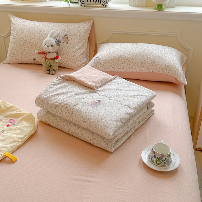 91家纺网 家纺一手货源 找家纺 玉海棠家纺 2025新款云感双层纱暗合夏被夏凉被空调被四件套 寻梦