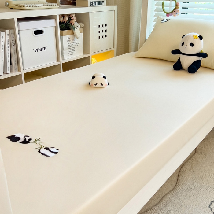 91家纺网 家纺一手货源 找家纺 （总）席世家 2025新款40支全棉纯棉绣花学生床笠-熊猫抱竹