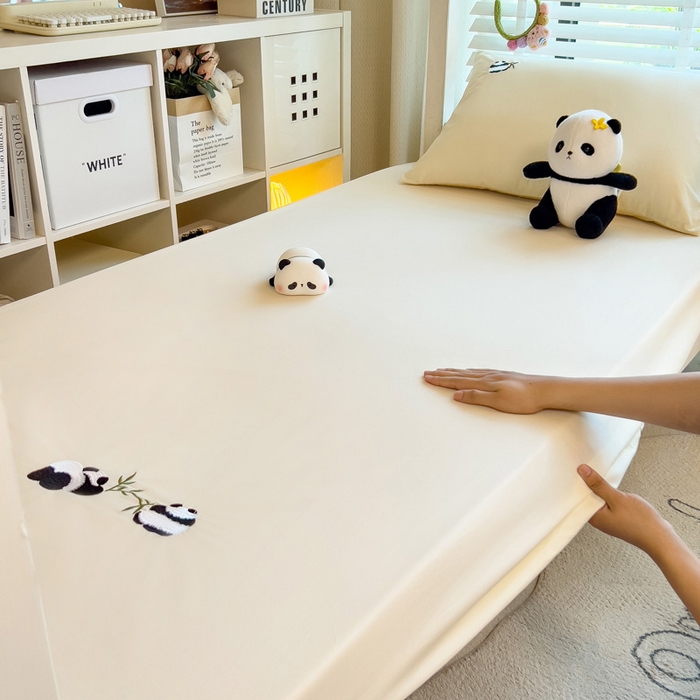 91家纺网 家纺一手货源 找家纺 （总）席世家 2025新款40支全棉纯棉绣花学生床笠-熊猫抱竹