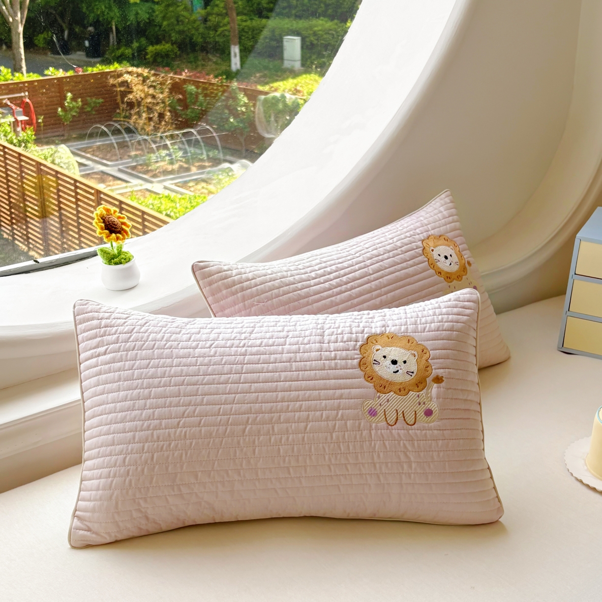 91家纺网 家纺一手货源 找家纺 百寐 2025新款A类水洗全棉绗缝夹棉-单枕套(不含芯) 小狮子-浅豆沙