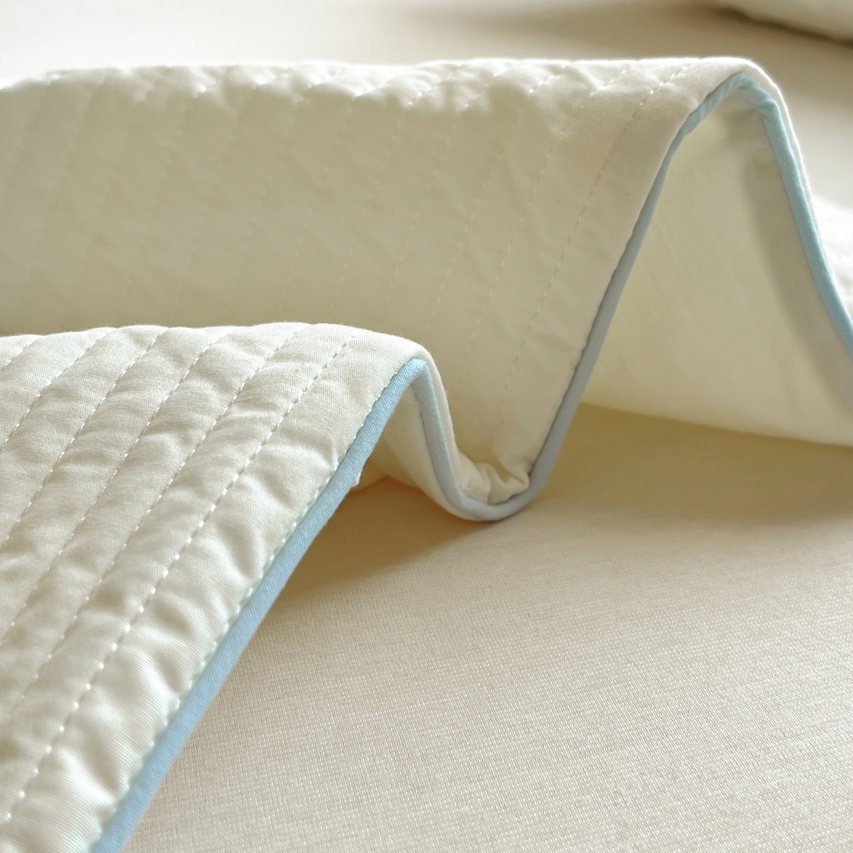 91家纺网 家纺一手货源 找家纺 百寐 2025新款A类水洗全棉绗缝夹棉-单枕套(不含芯) 小狮子-米白色