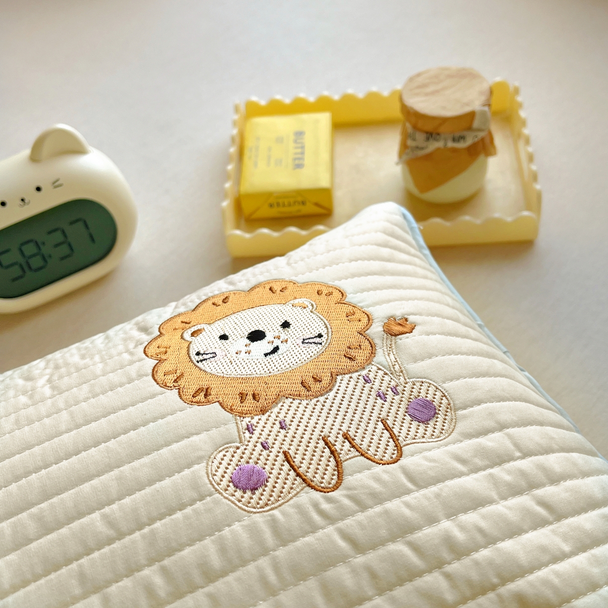 91家纺网 家纺一手货源 找家纺 百寐 2025新款A类水洗全棉绗缝夹棉-单枕套(不含芯) 小狮子-米白色