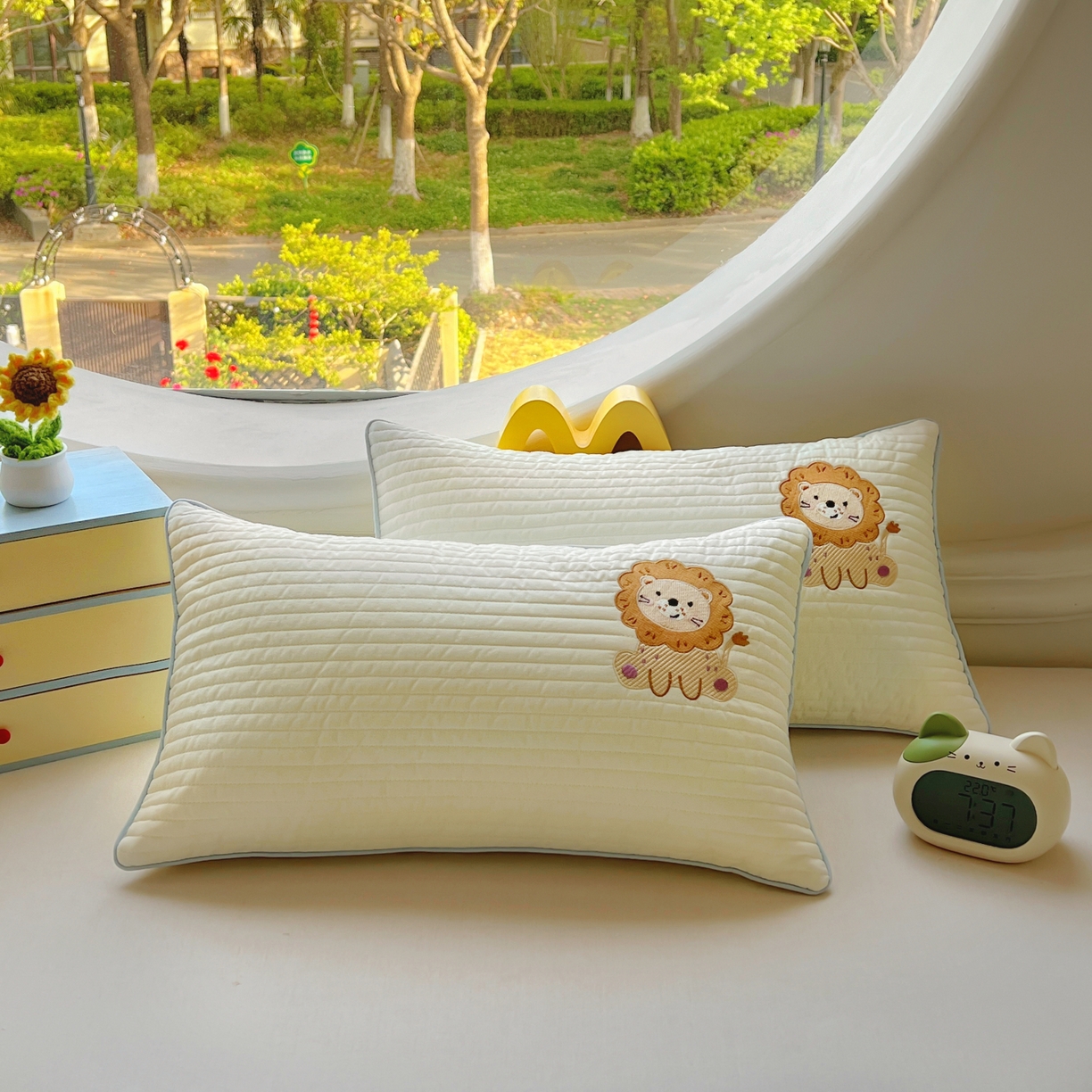 91家纺网 家纺一手货源 找家纺 百寐 2025新款A类水洗全棉绗缝夹棉-单枕套(不含芯) 小狮子-米白色