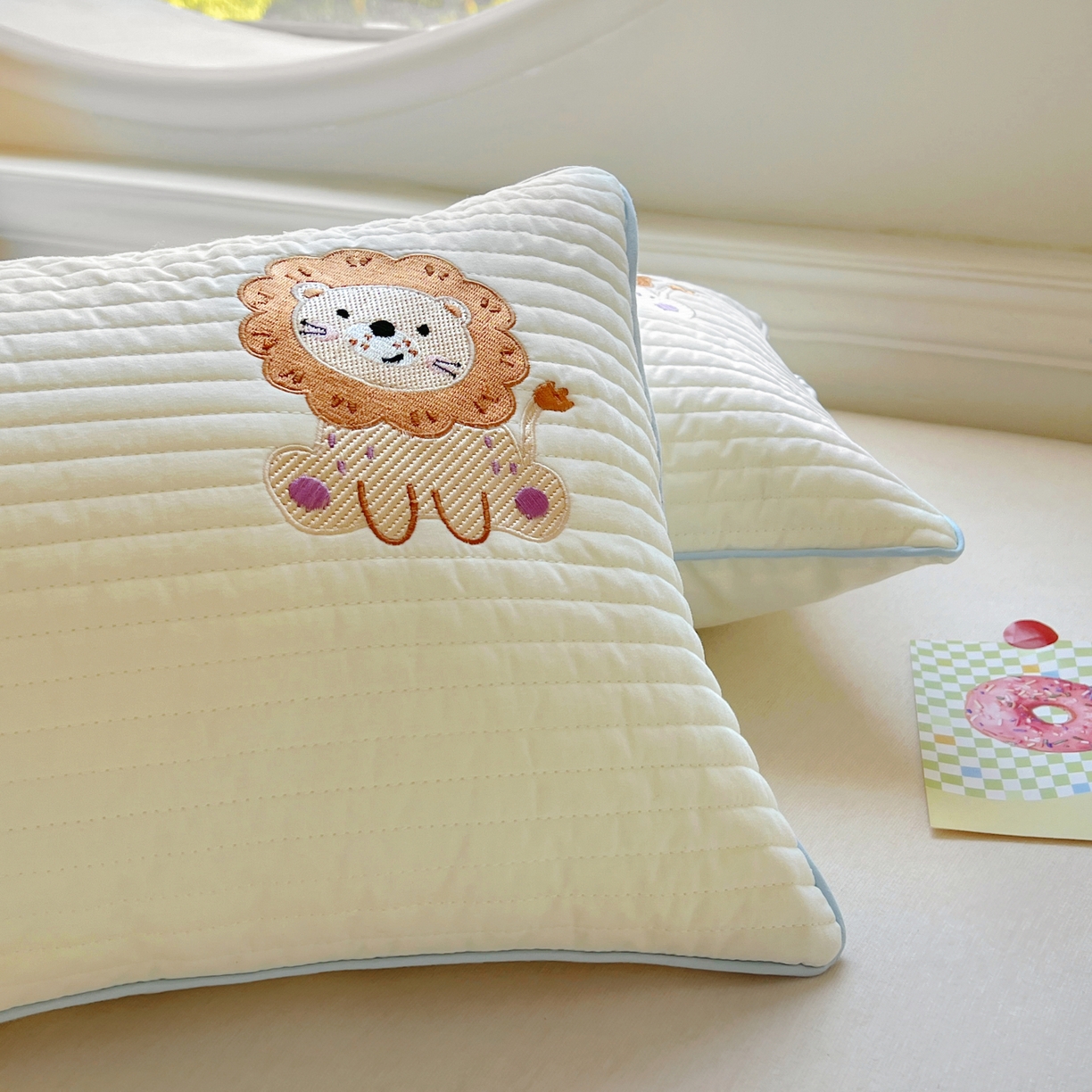 91家纺网 家纺一手货源 找家纺 百寐 2025新款A类水洗全棉绗缝夹棉-单枕套(不含芯) 小狮子-米白色