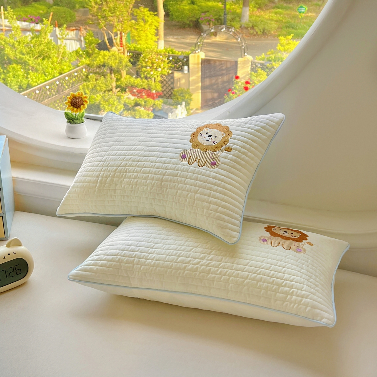 91家纺网 家纺一手货源 找家纺 百寐 2025新款A类水洗全棉绗缝夹棉-单枕套(不含芯) 小狮子-米白色