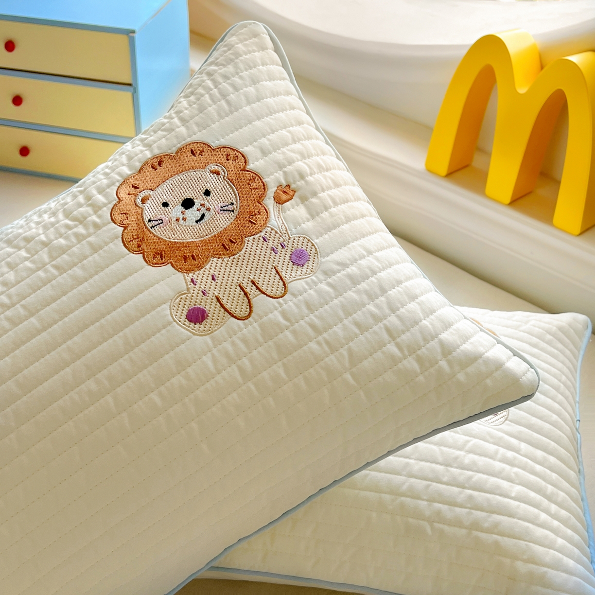 91家纺网 家纺一手货源 找家纺 百寐 2025新款A类水洗全棉绗缝夹棉-单枕套(不含芯) 小狮子-米白色