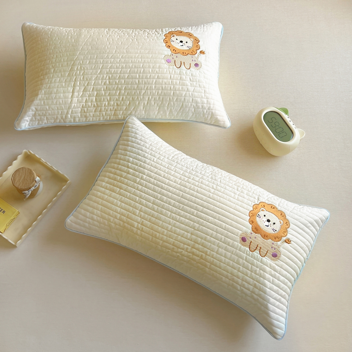 91家纺网 家纺一手货源 找家纺 百寐 2025新款A类水洗全棉绗缝夹棉-单枕套(不含芯) 小狮子-米白色