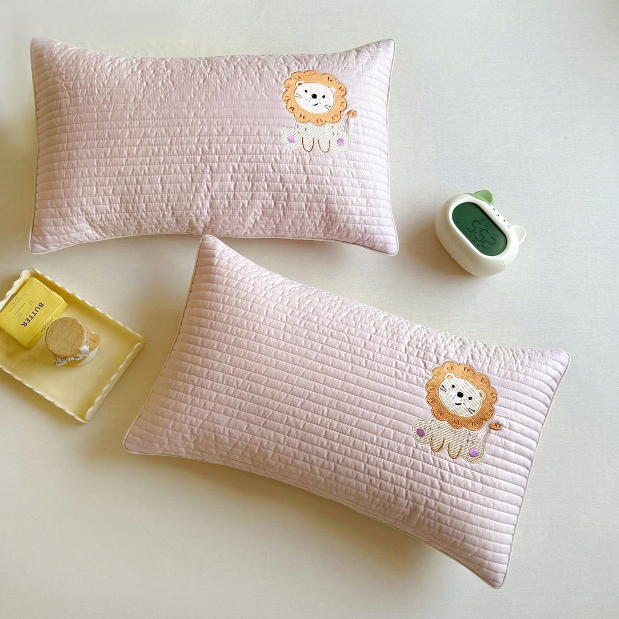 91家纺网 家纺一手货源 找家纺 百寐 2025新款A类水洗全棉绗缝夹棉-单枕套(不含芯) 小狮子-浅豆沙