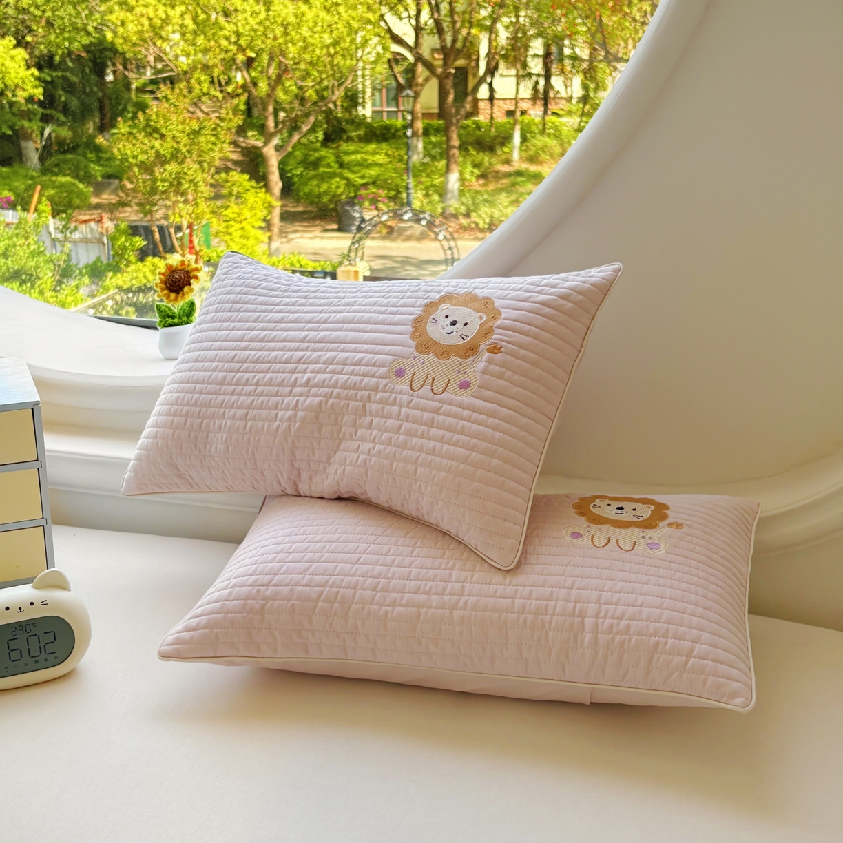 91家纺网 家纺一手货源 找家纺 百寐 2025新款A类水洗全棉绗缝夹棉-单枕套(不含芯) 小狮子-浅豆沙