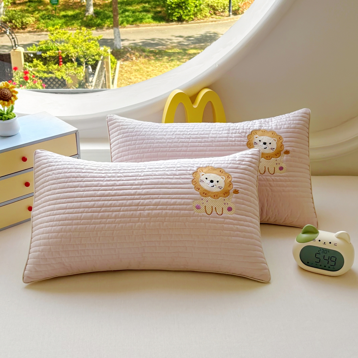 91家纺网 家纺一手货源 找家纺 百寐 2025新款A类水洗全棉绗缝夹棉-单枕套(不含芯) 小狮子-浅豆沙