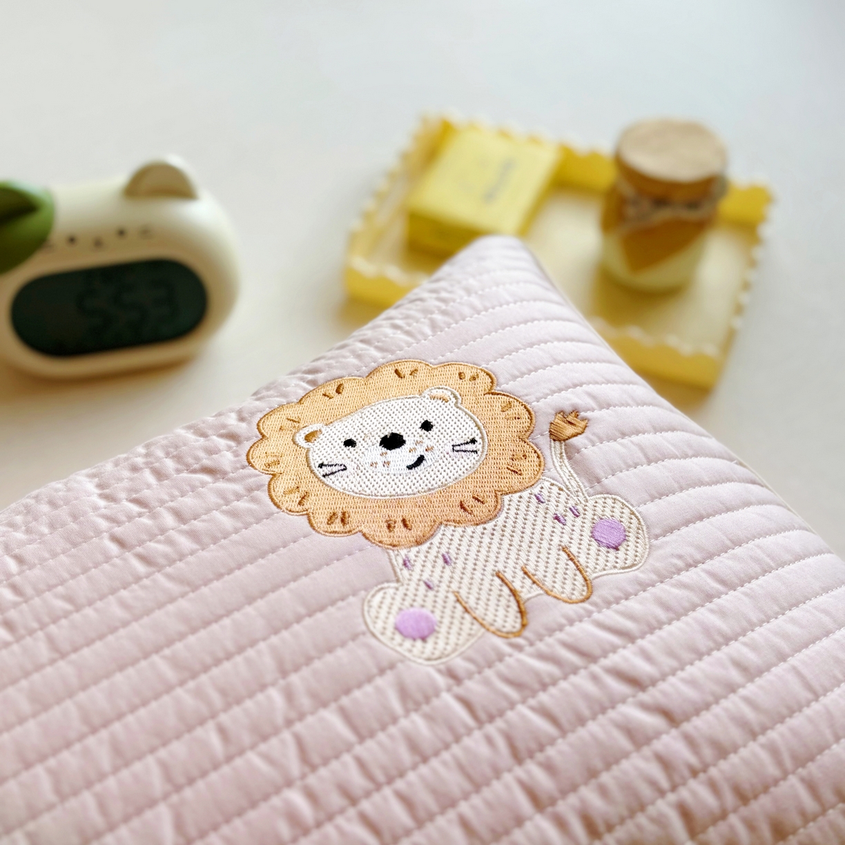 91家纺网 家纺一手货源 找家纺 百寐 2025新款A类水洗全棉绗缝夹棉-单枕套(不含芯) 小狮子-浅豆沙