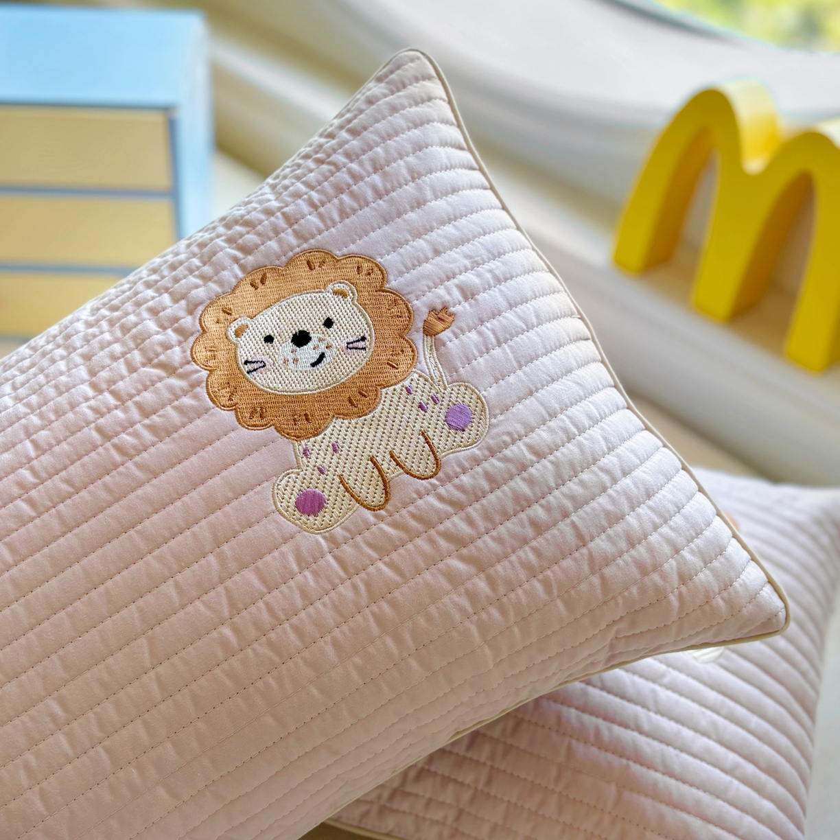 91家纺网 家纺一手货源 找家纺 百寐 2025新款A类水洗全棉绗缝夹棉-单枕套(不含芯) 小狮子-浅豆沙