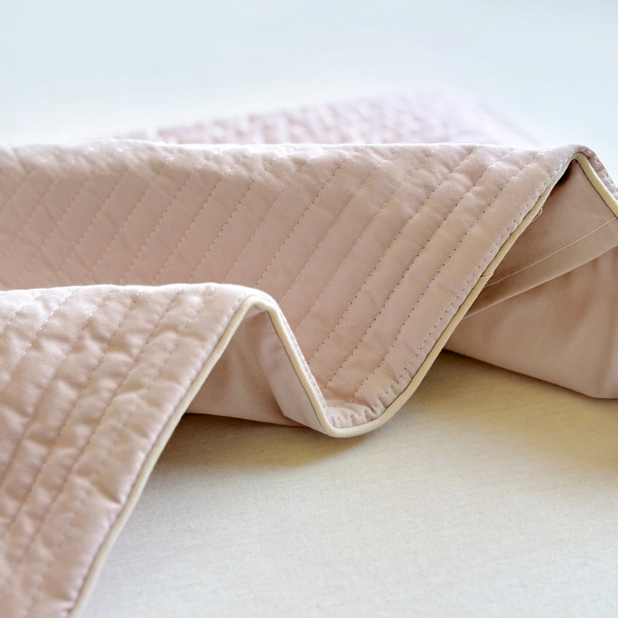 91家纺网 家纺一手货源 找家纺 百寐 2025新款A类水洗全棉绗缝夹棉-单枕套(不含芯) 小狮子-浅豆沙