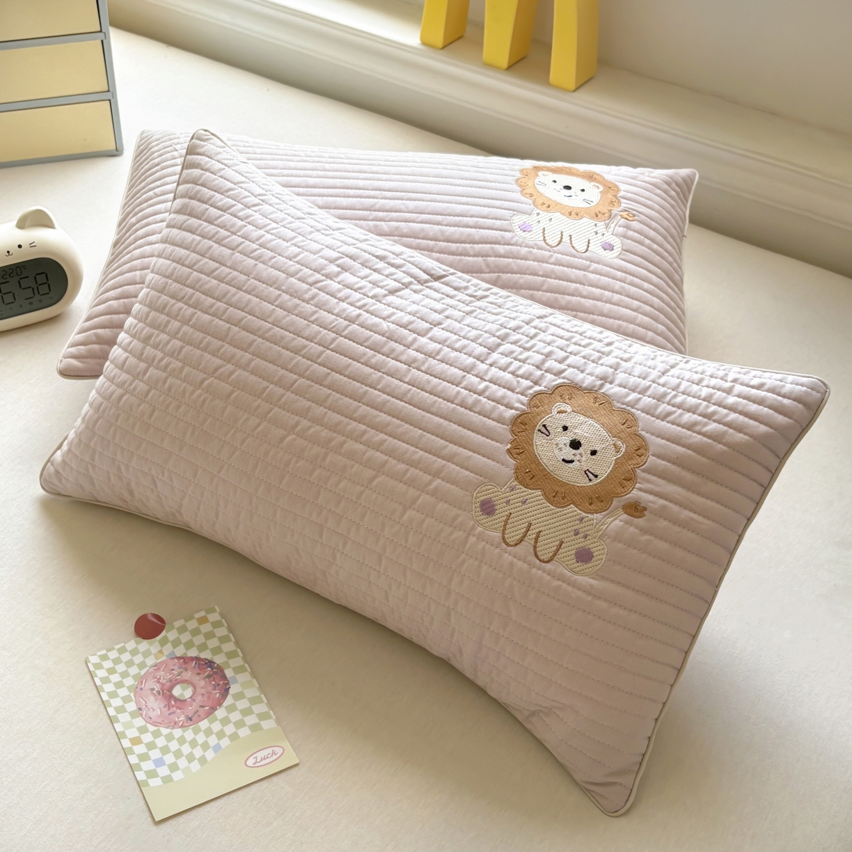 91家纺网 家纺一手货源 找家纺 百寐 2025新款A类水洗全棉绗缝夹棉-单枕套(不含芯) 小狮子-浅豆沙