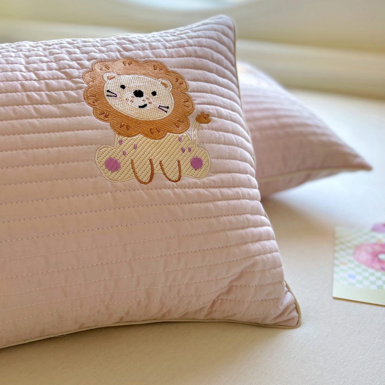 91家纺网 家纺一手货源 找家纺 百寐 2025新款A类水洗全棉绗缝夹棉-单枕套(不含芯) 小狮子-浅豆沙