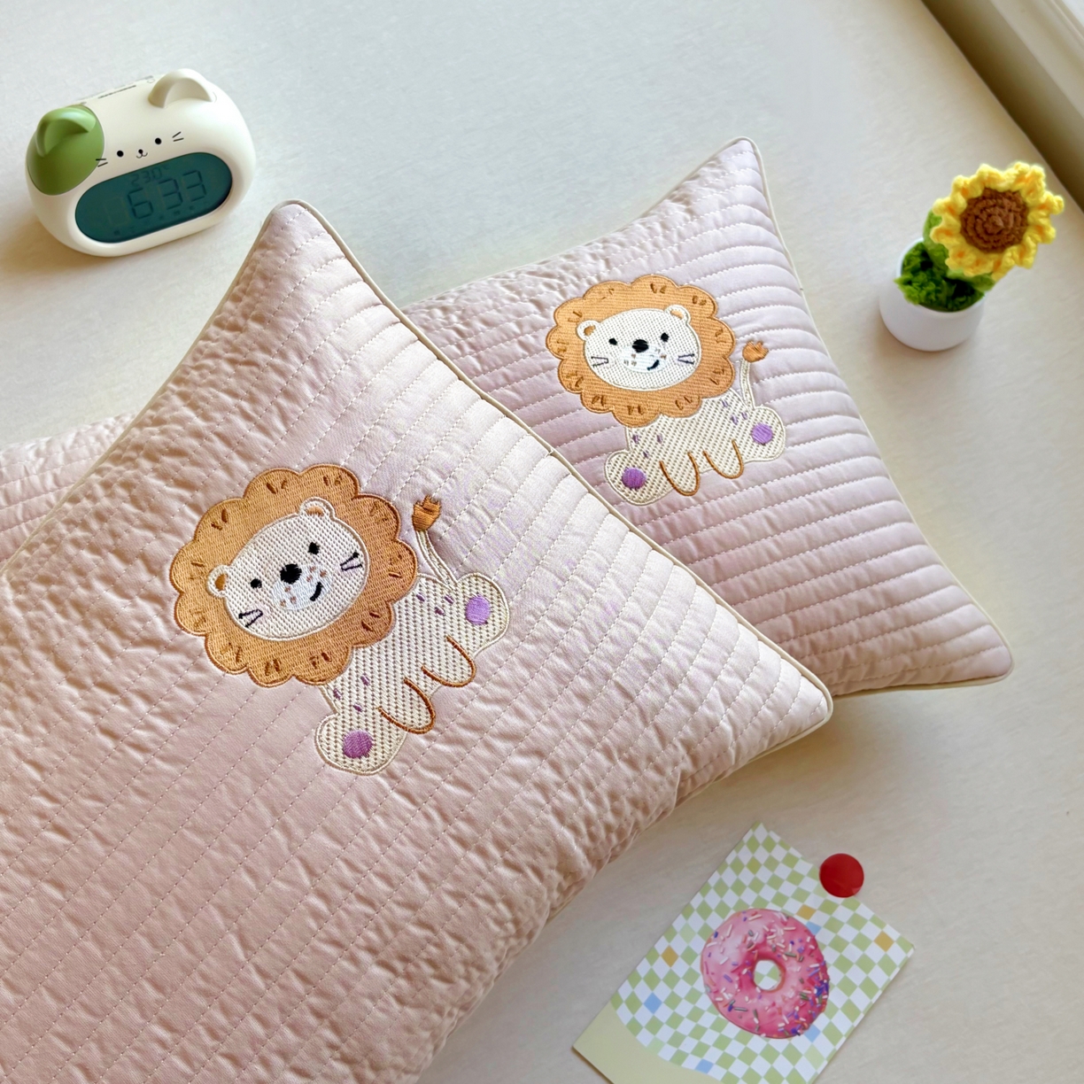 91家纺网 家纺一手货源 找家纺 百寐 2025新款A类水洗全棉绗缝夹棉-单枕套(不含芯) 小狮子-浅豆沙