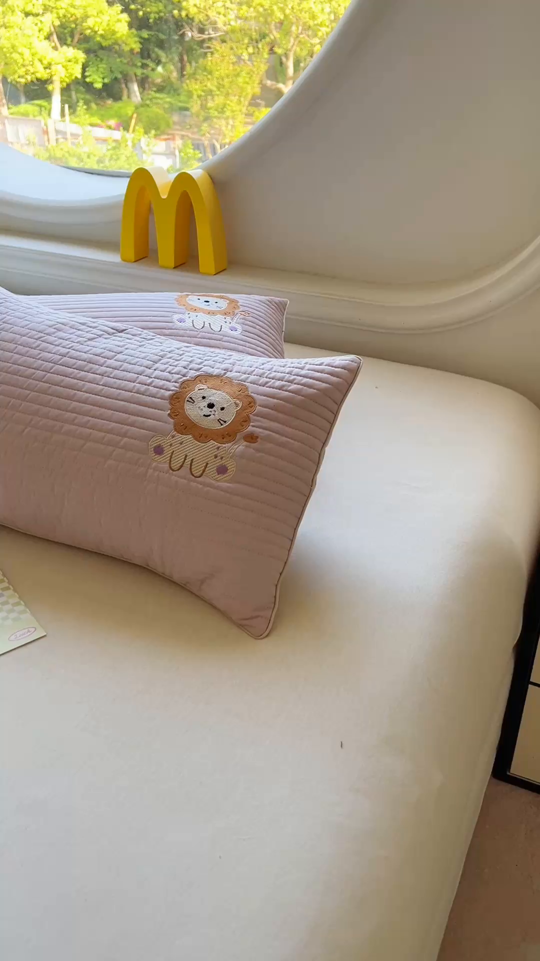 91家纺网 家纺一手货源 找家纺 百寐 2025新款A类水洗全棉绗缝夹棉-单枕套(不含芯) 小狮子-浅豆沙