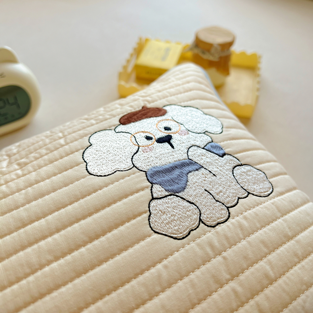 91家纺网 家纺一手货源 找家纺 百寐 2025新款A类水洗全棉绗缝夹棉-单枕套(不含芯) 眼镜狗-浅桔色