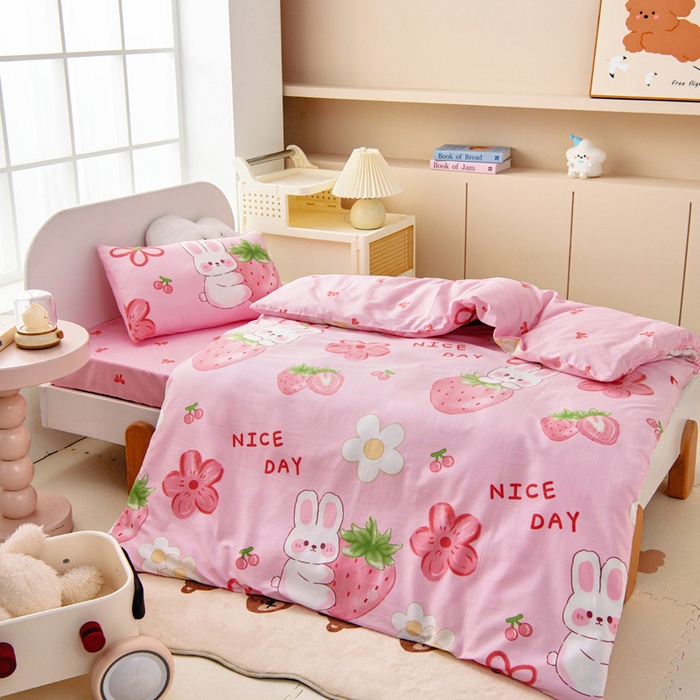 91家纺网 家纺一手货源 找家纺 乐秀 2025新款40S全棉13372幼儿园三件套六件套 草莓小兔