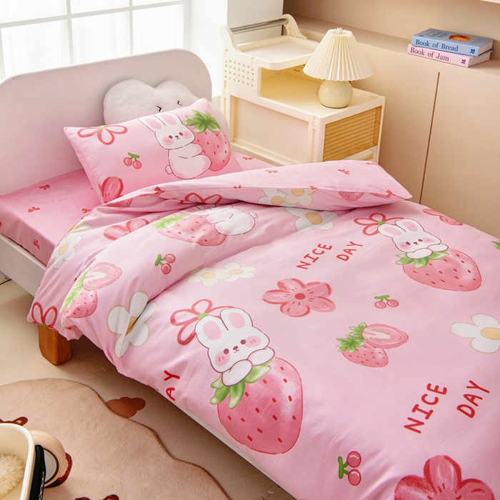 91家纺网 家纺一手货源 找家纺 乐秀 2025新款40S全棉13372幼儿园三件套六件套 草莓小兔