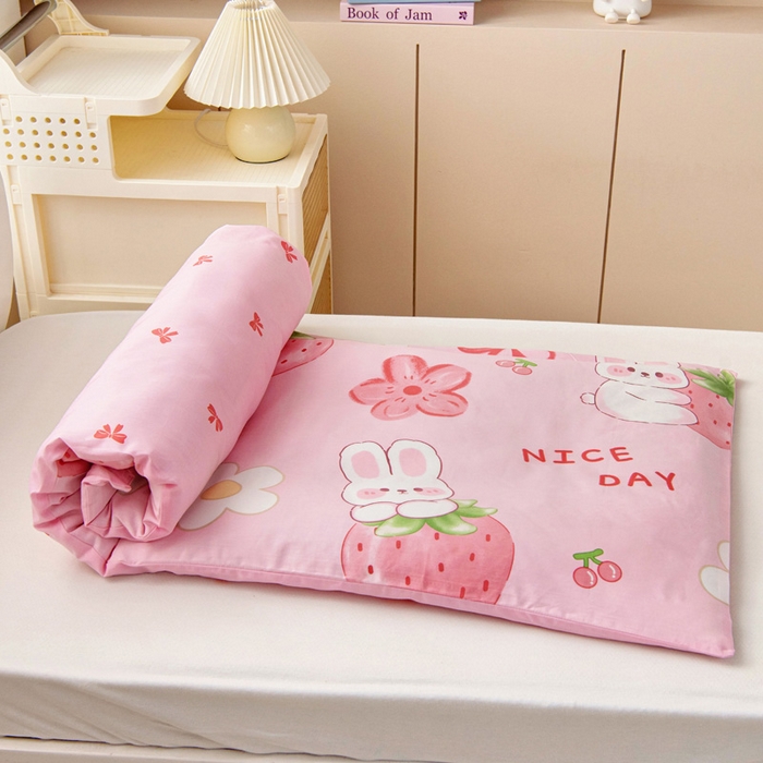 91家纺网 家纺一手货源 找家纺 乐秀 2025新款40S全棉13372幼儿园三件套六件套 草莓小兔