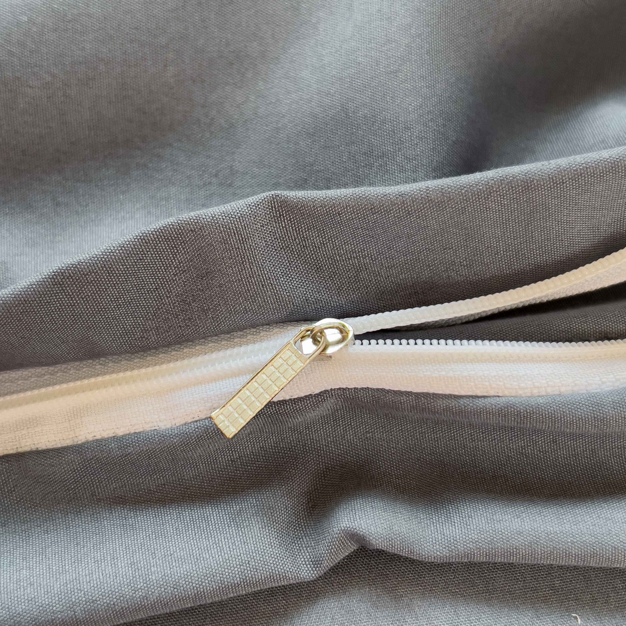 91家纺网 家纺一手货源 找家纺 宝士康家纺 2025春夏新款简约水洗棉学生三件套宿舍三件套上下铺三件套套件学生六件套套件（床单款） 低调灰