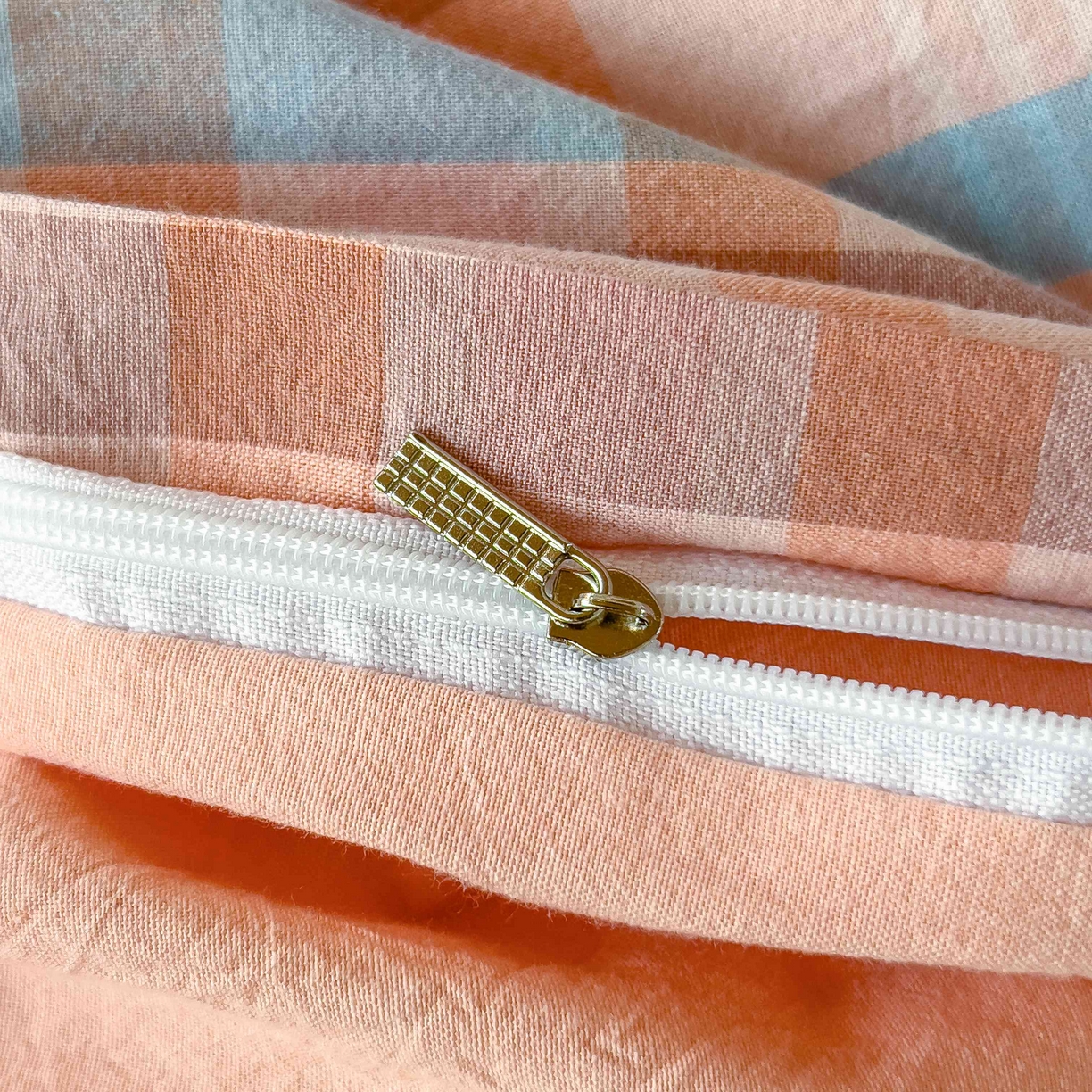 91家纺网 家纺一手货源 找家纺 宝士康家纺 2025春夏新款简约水洗棉学生三件套宿舍三件套上下铺三件套套件学生六件套套件（床单款） 英伦粉