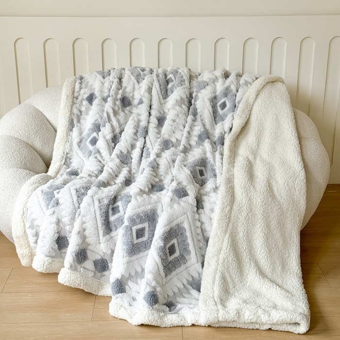 91家纺网 家纺一手货源 找家纺 （总）丹本家纺 2025新款轻奢阳离子提花镂空塔芙绒羊羔绒保暖午睡双层毛毯办公室盖毯