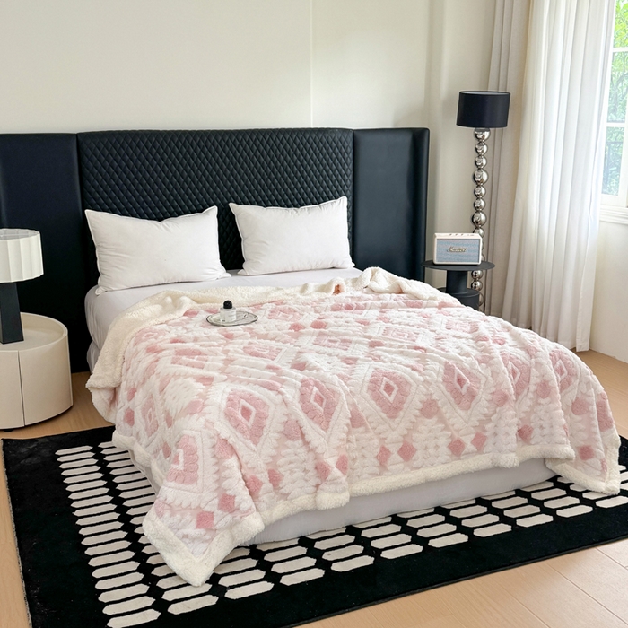 91家纺网 家纺一手货源 找家纺 （总）丹本家纺 2025新款轻奢阳离子提花镂空塔芙绒羊羔绒保暖午睡双层毛毯办公室盖毯