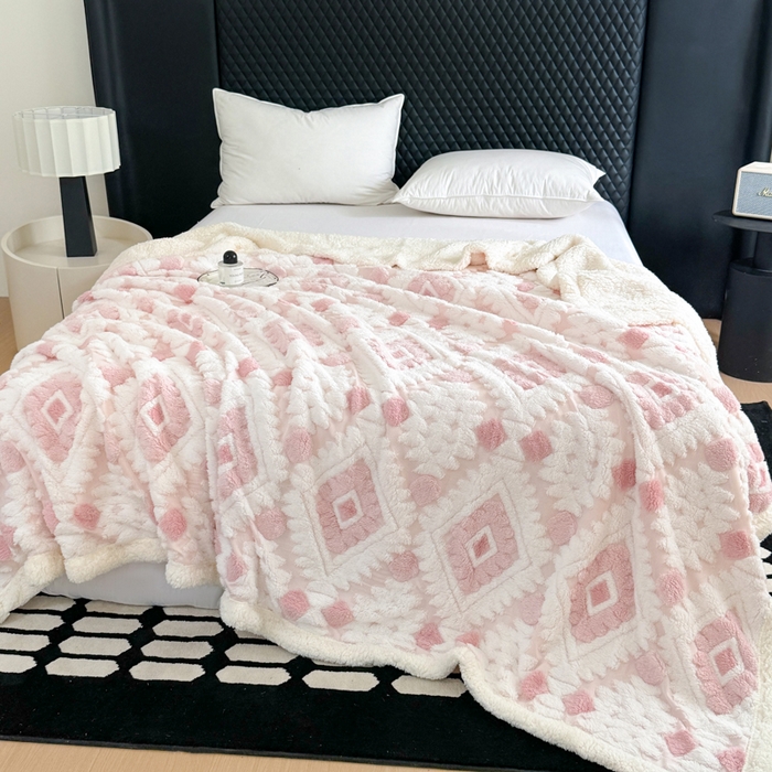 91家纺网 家纺一手货源 找家纺 （总）丹本家纺 2025新款轻奢阳离子提花镂空塔芙绒羊羔绒保暖午睡双层毛毯办公室盖毯