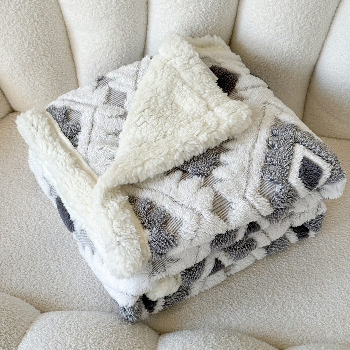 91家纺网 家纺一手货源 找家纺 丹本家纺 2025新款轻奢阳离子提花镂空塔芙绒羊羔绒保暖午睡双层毛毯办公室盖毯 灰色