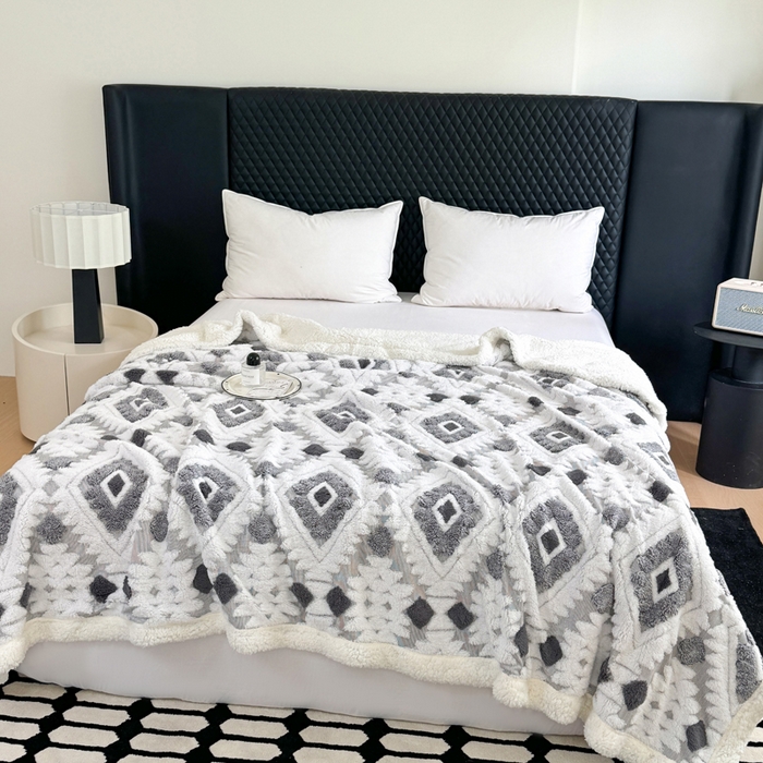 91家纺网 家纺一手货源 找家纺 丹本家纺 2025新款轻奢阳离子提花镂空塔芙绒羊羔绒保暖午睡双层毛毯办公室盖毯 灰色