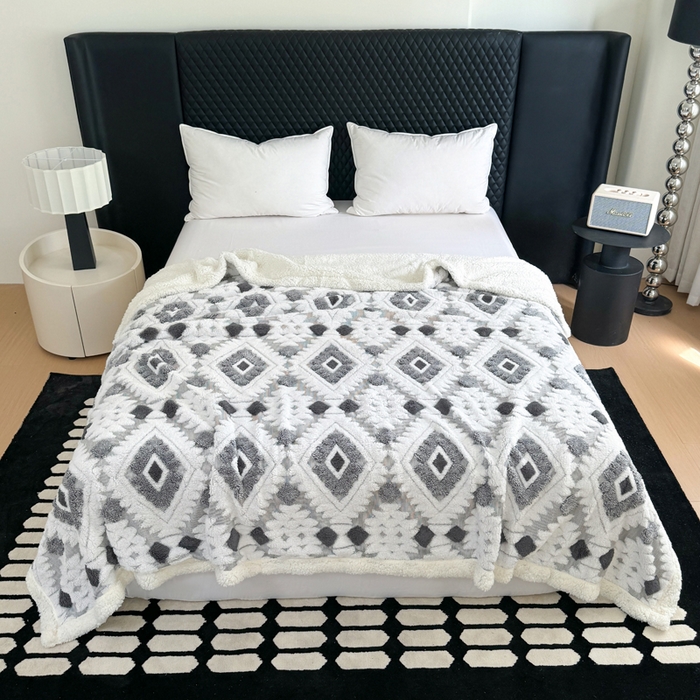 91家纺网 家纺一手货源 找家纺 丹本家纺 2025新款轻奢阳离子提花镂空塔芙绒羊羔绒保暖午睡双层毛毯办公室盖毯 灰色