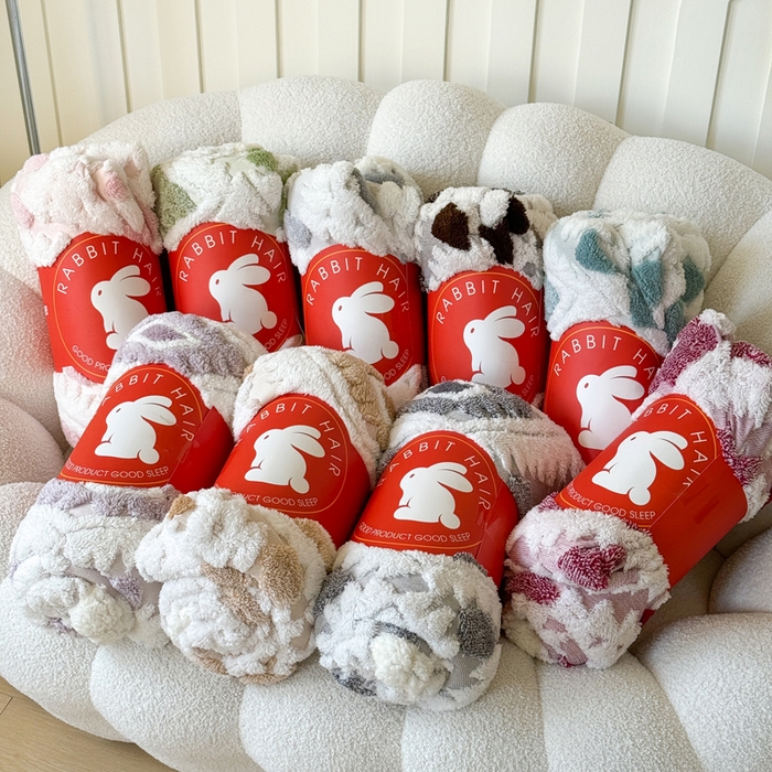 91家纺网 家纺一手货源 找家纺 丹本家纺 2025新款轻奢阳离子提花镂空塔芙绒羊羔绒保暖午睡双层毛毯办公室盖毯 组合图仅供参考