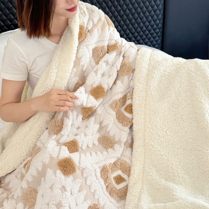 91家纺网 家纺一手货源 找家纺 丹本家纺 2025新款轻奢阳离子提花镂空塔芙绒羊羔绒保暖午睡双层毛毯办公室盖毯 驼色