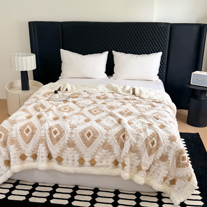 91家纺网 家纺一手货源 找家纺 丹本家纺 2025新款轻奢阳离子提花镂空塔芙绒羊羔绒保暖午睡双层毛毯办公室盖毯 驼色