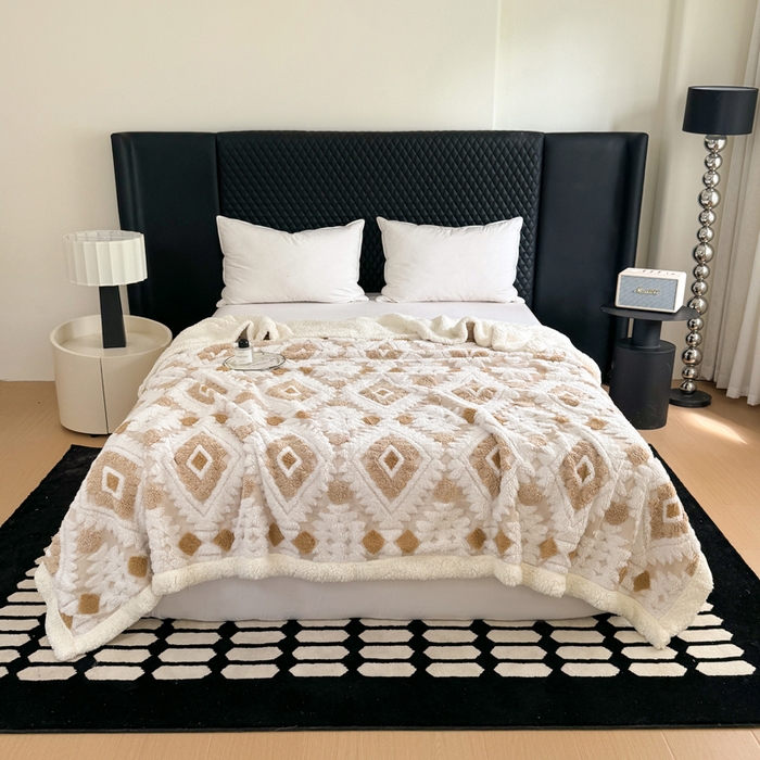 91家纺网 家纺一手货源 找家纺 丹本家纺 2025新款轻奢阳离子提花镂空塔芙绒羊羔绒保暖午睡双层毛毯办公室盖毯 驼色