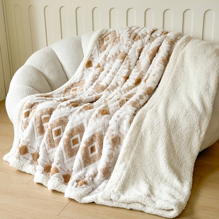 91家纺网 家纺一手货源 找家纺 丹本家纺 2025新款轻奢阳离子提花镂空塔芙绒羊羔绒保暖午睡双层毛毯办公室盖毯 驼色