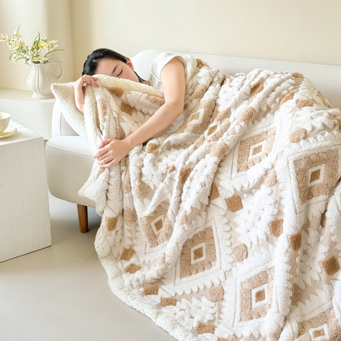 91家纺网 家纺一手货源 找家纺 丹本家纺 2025新款轻奢阳离子提花镂空塔芙绒羊羔绒保暖午睡双层毛毯办公室盖毯 驼色