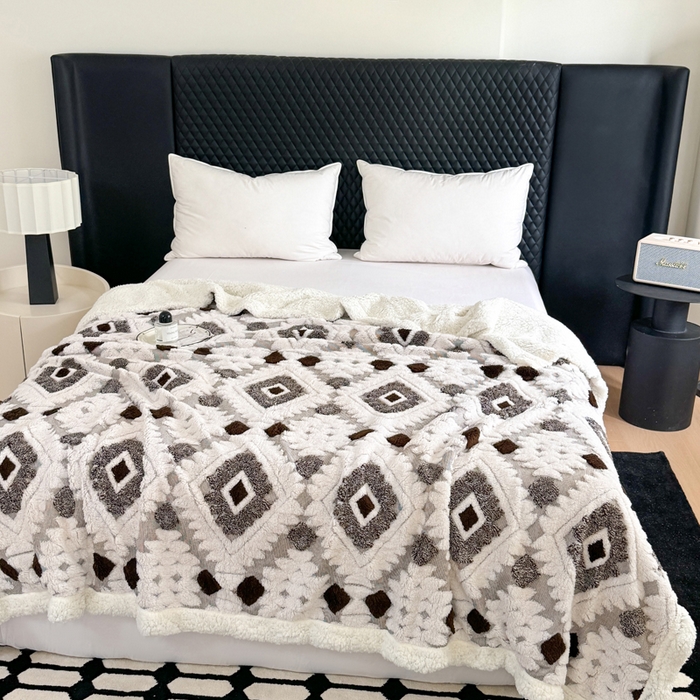 91家纺网 家纺一手货源 找家纺 丹本家纺 2025新款轻奢阳离子提花镂空塔芙绒羊羔绒保暖午睡双层毛毯办公室盖毯 深咖