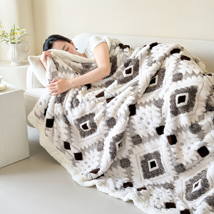 91家纺网 家纺一手货源 找家纺 丹本家纺 2025新款轻奢阳离子提花镂空塔芙绒羊羔绒保暖午睡双层毛毯办公室盖毯 深咖