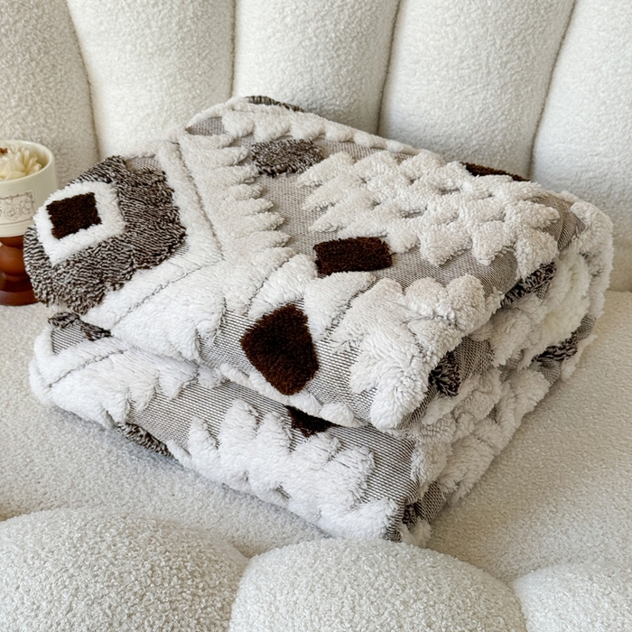 91家纺网 家纺一手货源 找家纺 丹本家纺 2025新款轻奢阳离子提花镂空塔芙绒羊羔绒保暖午睡双层毛毯办公室盖毯 深咖