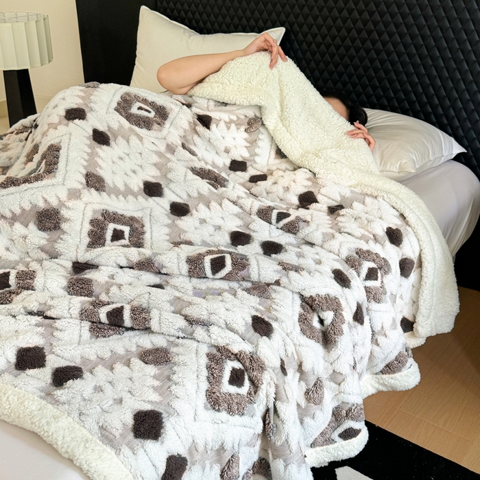 91家纺网 家纺一手货源 找家纺 丹本家纺 2025新款轻奢阳离子提花镂空塔芙绒羊羔绒保暖午睡双层毛毯办公室盖毯 深咖