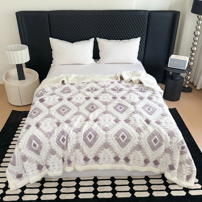91家纺网 家纺一手货源 找家纺 丹本家纺 2025新款轻奢阳离子提花镂空塔芙绒羊羔绒保暖午睡双层毛毯办公室盖毯 浅紫