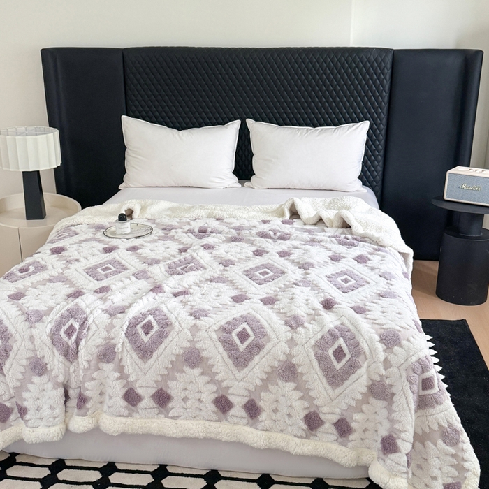 91家纺网 家纺一手货源 找家纺 丹本家纺 2025新款轻奢阳离子提花镂空塔芙绒羊羔绒保暖午睡双层毛毯办公室盖毯 浅紫