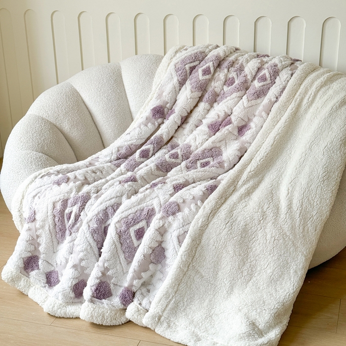 91家纺网 家纺一手货源 找家纺 丹本家纺 2025新款轻奢阳离子提花镂空塔芙绒羊羔绒保暖午睡双层毛毯办公室盖毯 浅紫