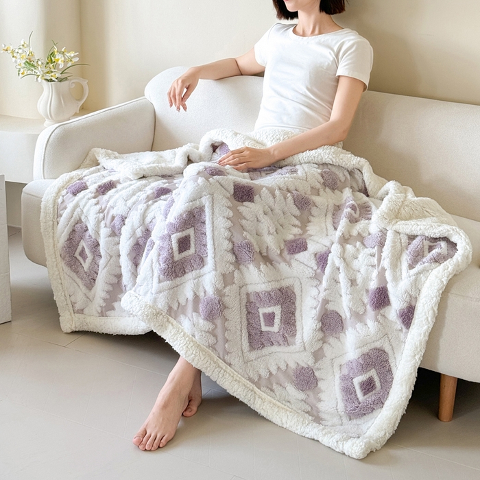 91家纺网 家纺一手货源 找家纺 丹本家纺 2025新款轻奢阳离子提花镂空塔芙绒羊羔绒保暖午睡双层毛毯办公室盖毯 浅紫